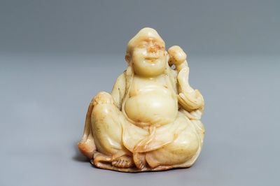 Une figure de Bouddha au sceptre ruyi en pierre de Shoushan, Chine, 18/19ème
