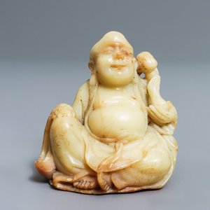Une figure de Bouddha au sceptre ruyi en pierre de Shoushan, Chine, 18/19ème — photo 1