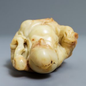 Une figure de Bouddha au sceptre ruyi en pierre de Shoushan, Chine, 18/19ème — photo 6