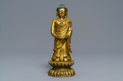 Une figure de Bouddha debout en bronze doré, Chine, Qianlong