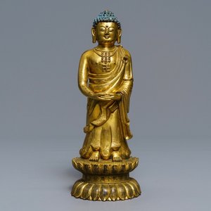 Une figure de Bouddha debout en bronze doré, Chine, Qianlong — photo 1