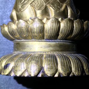 Une figure de Bouddha debout en bronze doré, Chine, Qianlong — photo 30