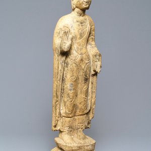 Une figure de Bouddha debout en pierre sculptée, Chine, Ming ou après — photo 2