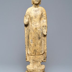 Une figure de Bouddha debout en pierre sculptée, Chine, Ming ou après — photo 3