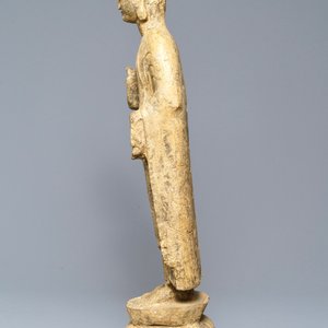 Une figure de Bouddha debout en pierre sculptée, Chine, Ming ou après — photo 6