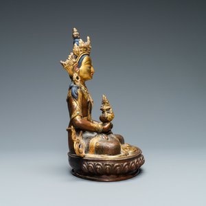 Une figure de Bouddha en alliage de cuivre partiellement doré et incrusté de corail et turquoise, Népal, 19/20ème — photo 4