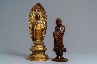 Une figure de Bouddha en bois doré et un okimono figurant Daruma, Meiji, 19ème