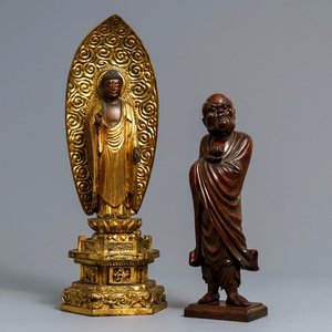 Une figure de Bouddha en bois doré et un okimono figurant Daruma, Meiji, 19ème — photo 1