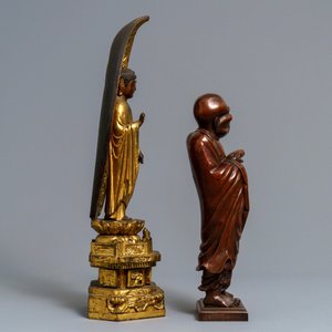 Une figure de Bouddha en bois doré et un okimono figurant Daruma, Meiji, 19ème — photo 3