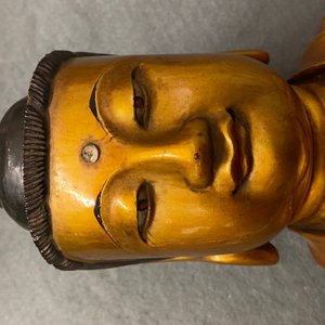Une figure de Bouddha en bois laqué et doré, Chine, 18/19ème — photo 14