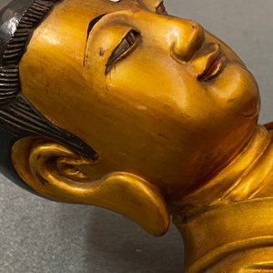 Une figure de Bouddha en bois laqué et doré, Chine, 18/19ème — photo 17