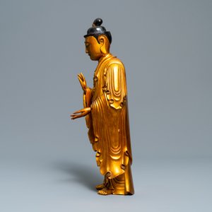 Une figure de Bouddha en bois laqué et doré, Chine, 18/19ème — photo 3