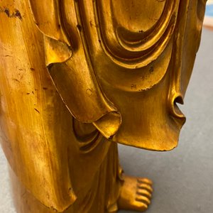 Une figure de Bouddha en bois laqué et doré, Chine, 18/19ème — photo 33
