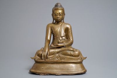Une figure de Bouddha en bronze à base inscrite, Birmanie, 19ème