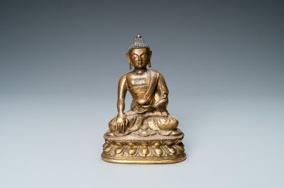 Une figure de Bouddha en bronze doré, Chine, 17/18ème