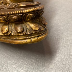 Une figure de Bouddha en bronze doré, Chine, 17/18ème — photo 12