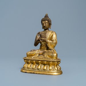 Une figure de Bouddha en bronze doré, Chine, 17ème — photo 1