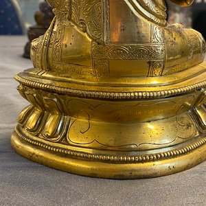 Une figure de Bouddha en bronze doré, Chine, 17ème — photo 25