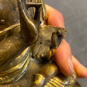 Une figure de Bouddha en bronze doré, Chine, 17ème — photo 30