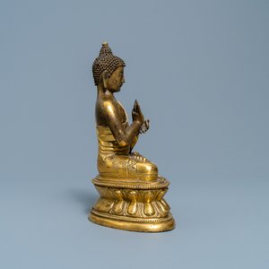 Une figure de Bouddha en bronze doré, Chine, 17ème — photo 5