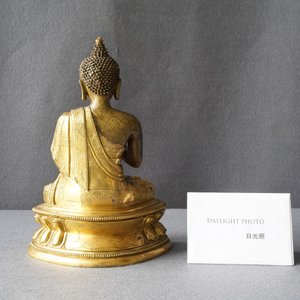 Une figure de Bouddha en bronze doré, Chine, 17ème — photo 9