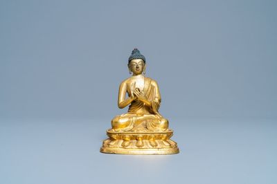 Une figure de Bouddha en bronze doré, Chine, Kangxi