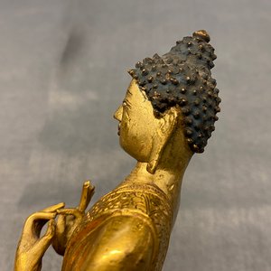 Une figure de Bouddha en bronze doré, Chine, Kangxi — photo 13