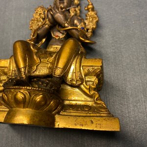 Une figure de Bouddha en bronze doré et incrusté, Chine, 18/19ème — photo 13