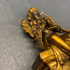 Une figure de Bouddha en bronze doré et incrusté, Chine, 18/19ème — photo 16