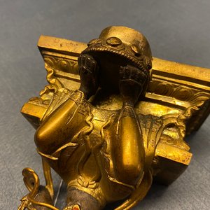 Une figure de Bouddha en bronze doré et incrusté, Chine, 18/19ème — photo 20