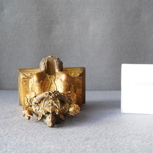Une figure de Bouddha en bronze doré et incrusté, Chine, 18/19ème — photo 9