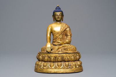 Une figure de Bouddha en bronze doré incrusté de turquoise et corail, Tibet, 19/20ème