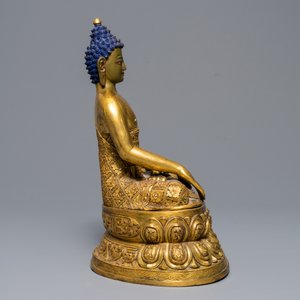 Une figure de Bouddha en bronze doré incrusté de turquoise et corail, Tibet, 19/20ème — photo 4