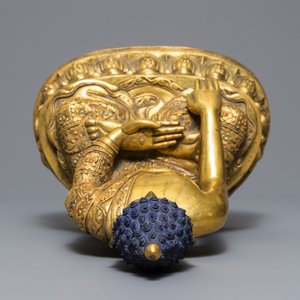 Une figure de Bouddha en bronze doré incrusté de turquoise et corail, Tibet, 19/20ème — photo 6
