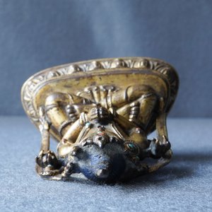 Une figure de Bouddha en bronze doré incrusté, Sino-Tibet, Ming — photo 11