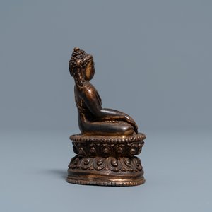 Une figure de Bouddha en bronze doré, Sino-Tibet, 16/17ème — photo 3