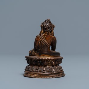 Une figure de Bouddha en bronze doré, Sino-Tibet, 16/17ème — photo 4