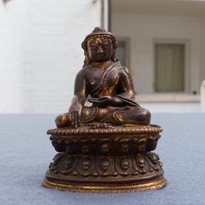 Une figure de Bouddha en bronze doré, Sino-Tibet, 16/17ème — photo 8