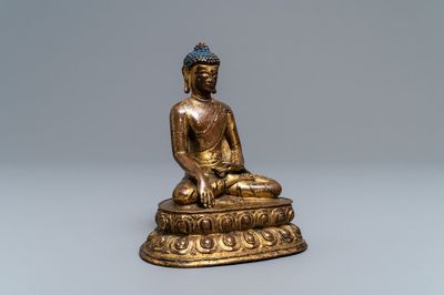 Une figure de Bouddha en bronze doré, Sino-Tibet, 17/18ème