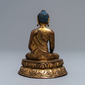 Une figure de Bouddha en bronze doré, Sino-Tibet, 17/18ème — photo 4