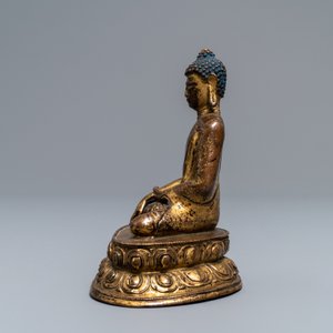 Une figure de Bouddha en bronze doré, Sino-Tibet, 17/18ème — photo 5