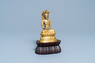 Une figure de Bouddha en bronze doré, Sino-Tibet, 18ème