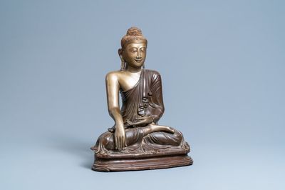 Une figure de Bouddha en bronze partiellement laqué, Mandalay, Birmanie, 18/19ème