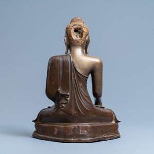 Une figure de Bouddha en bronze partiellement laqué, Mandalay, Birmanie, 18/19ème — photo 4