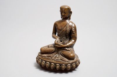 Une figure de Bouddha en bronze, Tibet, 18/19ème