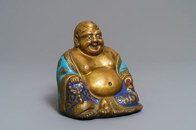 Une figure de Bouddha en laiton et émaux champlevés, Chine, Qianlong