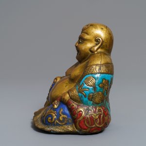 Une figure de Bouddha en laiton et émaux champlevés, Chine, Qianlong — photo 5