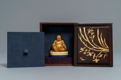 Une figure de Bouddha en pierre de Shoushan signée et avec inscription, Chine, 19ème