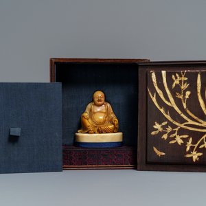 Une figure de Bouddha en pierre de Shoushan signée et avec inscription, Chine, 19ème — photo 1