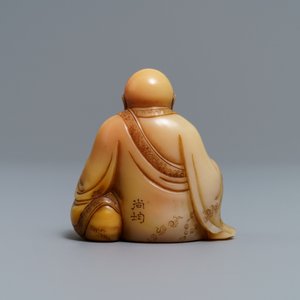Une figure de Bouddha en pierre de Shoushan signée et avec inscription, Chine, 19ème — photo 5